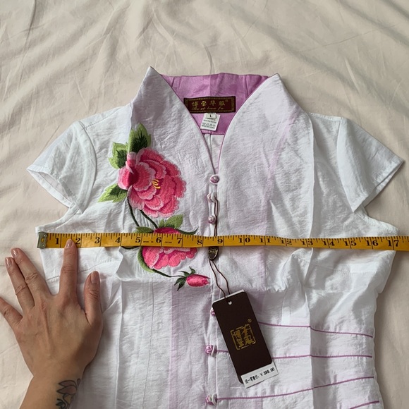 NWT Asian top, white, embroidered pink flower, size S - Picture 4 of 7